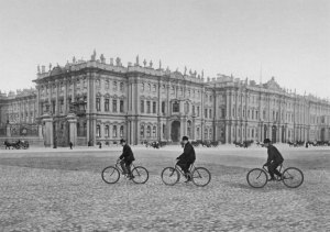 Зимний дворец со стороны Дворцовой площади. Около 1903 г.